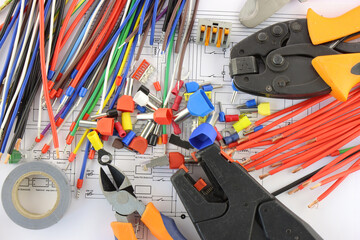 Electrical installation tools and materials for assembling an electrical switchboard on an electronic digram during the assembly of an electrical panel. 