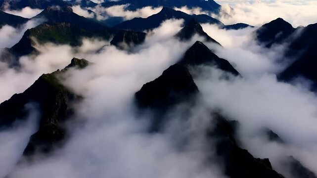 空撮ドローンで撮影した霧がかかる神々しい山々