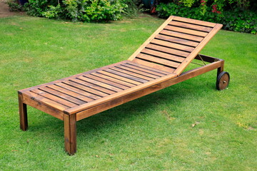 Ein Gartenmöbel aus Holz zum Entspannen 
