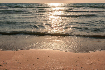 imagen del mar mediterráneo al amanecer en la playa de la Malvarrosa, Valencia, España
