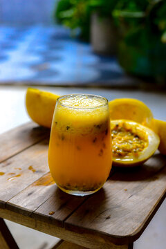 O suco de maracuj&aacute; &eacute; uma bebida refrescante e saborosa, rica em vitaminas e minerais, al&eacute;m de possuir propriedades calmantes. &Eacute; f&aacute;cil de preparar e pode ser consumido puro ou combinado com outras frut