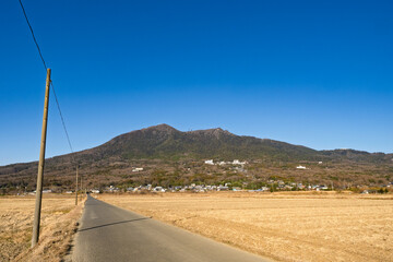 南側の山麓から見る、真冬の筑波山