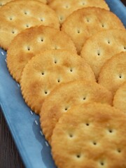 갈색 원형 모양의 크래커, 간식