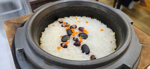 Rice cooked in a stone pot