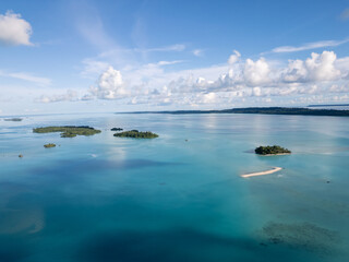 Maratua, Indonesia: Aerial drone view of islands inside the Maratua turquoise lagoon in the Derawan archipelago in Kalimantan in Indonesia.