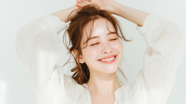 自然な笑顔が魅力の若い女性ポートレート