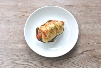 baking bread stuffed smoky pork cheese sausage dressing mayonnaise sauce and oregano on aluminum foil in plate