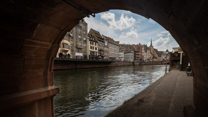 Stadt-Szene in Strasbourg, mit schönen Häuserzeilen und elsässischer Architektur