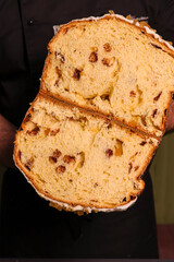 Panettone classico artigianale di una pasticceria appena sfornato e tagliato a metà