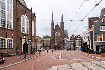 Amsterdamer Straße mit historischer Kirche und Strassenbahn
