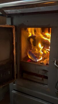 Fuego de una estufa o cocina a le&ntilde;a