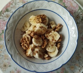 Aperitivo saludable con plátano y nueces. Plato de frutos secos y fruta