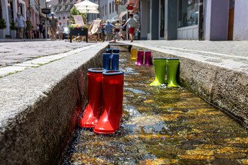 Bunte Gummistiefel im Bächle, Freiburg im Breisgau