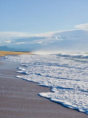 Vue de l'Océan Atlantique et du Pays Basque depuis une plage des Landes, France.