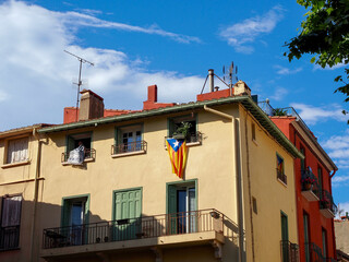 Promenade dans les rues pittoresques de Collioure dans le sud de la France.