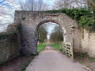 Obraz premium stone gate leading to drive