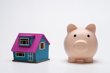 住宅の模型と豚の貯金箱