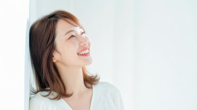 笑顔で空を見上げる女性の前向き映像