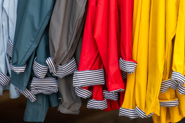 cirées colorés à la devanture d'un magasin