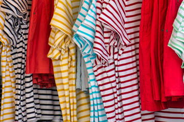 marinières multicolores à l'étal d'un magasin