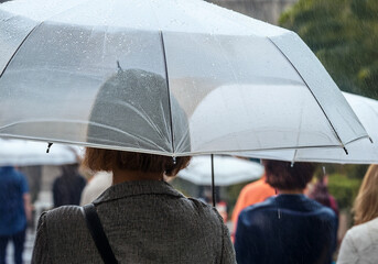 雨の中傘をさす人たち