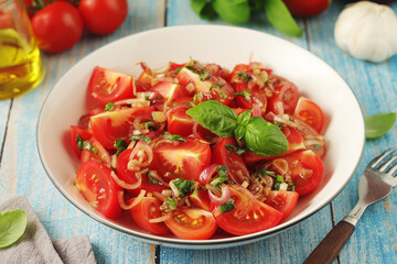 A bowl with Romanian tomato salad de Rosii	