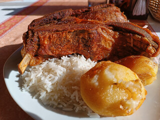 Exquisite beef ribs, a stew of Arequipa, Peru, served in all the picanterias in the White City, accompanied by white rice, potatoes, and Creole sauce.