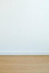 白い壁とフローリングの床　新居、新生活、引越し、リフォームのイメージ　コピースペース