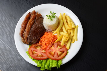 Picanha grelhada, servida com batatas fritas e salada