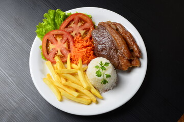 Picanha grelhada, servida com batatas fritas e salada