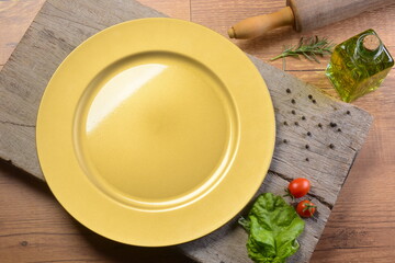 Cenário montado para receber comida típicas italianas. Madeira rustica, rolo de madeira e ingredientes
