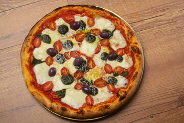 Pizza Caprese, molho tomate, mozzarella de búfala , pesto de manjericão  e tomate cereja