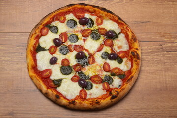 Pizza Caprese, molho tomate, mozzarella de búfala , pesto de manjericão  e tomate cereja