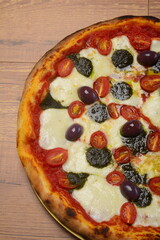 Pizza Caprese, molho tomate, mozzarella de búfala , pesto de manjericão  e tomate cereja