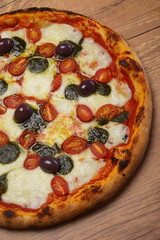 Pizza Caprese, molho tomate, mozzarella de búfala , pesto de manjericão  e tomate cereja