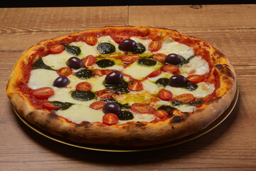Pizza Caprese, molho tomate, mozzarella de búfala , pesto de manjericão  e tomate cereja