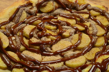 Pizza de banana com doce de leite e canela