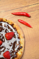 Pizza doce de chocolate com morangos