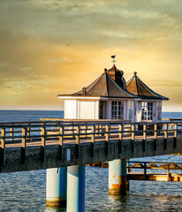 Die Seebrücke in Sellin mit Restaurant, Kaiserpavillon, Palmengarten und dem DLRG Rettungsturm, Sellin,Rügen, Mecklenburg-Vorpommern, Deutschland