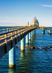 Die Seebrücke in Sellin mit Restaurant, Kaiserpavillon, Palmengarten und dem DLRG Rettungsturm, Sellin,Rügen, Mecklenburg-Vorpommern, Deutschland