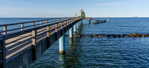 Die Seebrücke in Sellin mit Restaurant, Kaiserpavillon, Palmengarten und dem DLRG Rettungsturm, Sellin,Rügen, Mecklenburg-Vorpommern, Deutschland