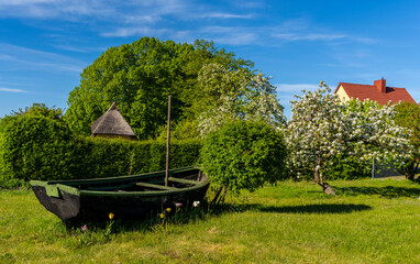 Gartendekoration mit einem alte Holzkahn, Seedorf, Rügen, mecklenburg-Vorpommern, Deutschland