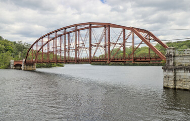Obraz premium scenic steel metal bridge road crossing over old croton aqueduct in upstate new york (nyc city water supply) scenic location westchester county surface river water arch suspension truss trestle