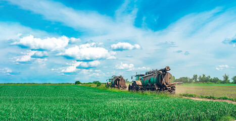 Liquid manure spreader, tractor with tank that can spray liquid manure into the soil for optimal...