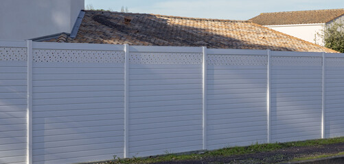 Brise-vue en aluminium blanc d'une maison