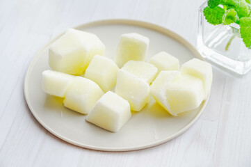 製氷皿で凍らせた牛乳