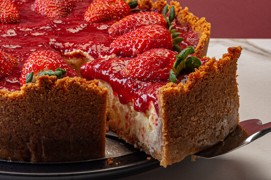 Torta de morango servida em fatias.