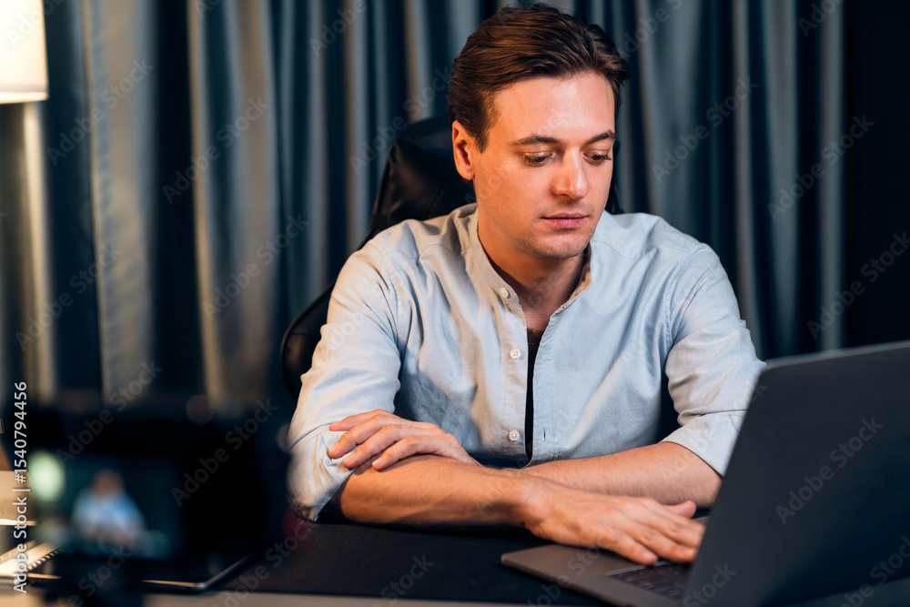 Aufkleber smart businessman remotely working on laptop for searching database market stock of analyzing financ