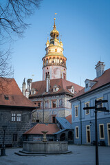 Vistas del patio central del Castillo de český krumlov, con su torre en el fondo