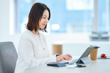 和やかな雰囲気の中で仕事をする女性